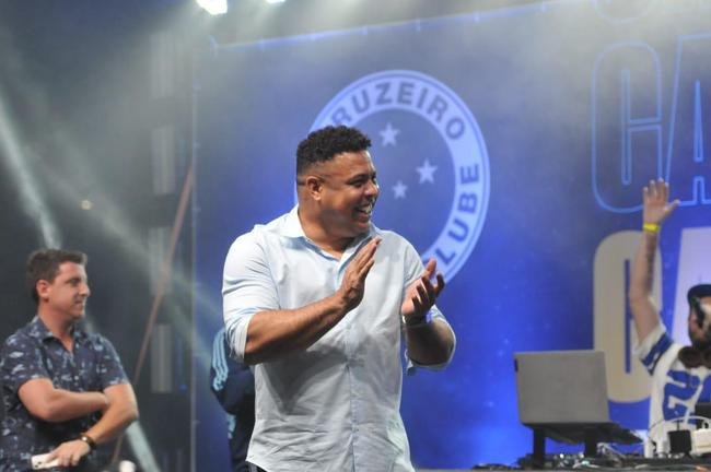 Ronaldo levou cruzeirenses de Conselheiro Lafaiete ao delrio ao participar da Caravana do Cruzeiro nesta quarta-feira (26). Fenmeno esteve acompanhado no palco de Pedro Loureno, patrocinador do clube, e ganhou msica nova produzida pelo rapper Das Quebradas