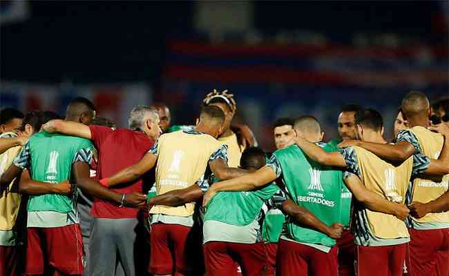 Jogadores do Fluminense reunidos antes do primeiro jogo: solidariedade ao tcnico Arce