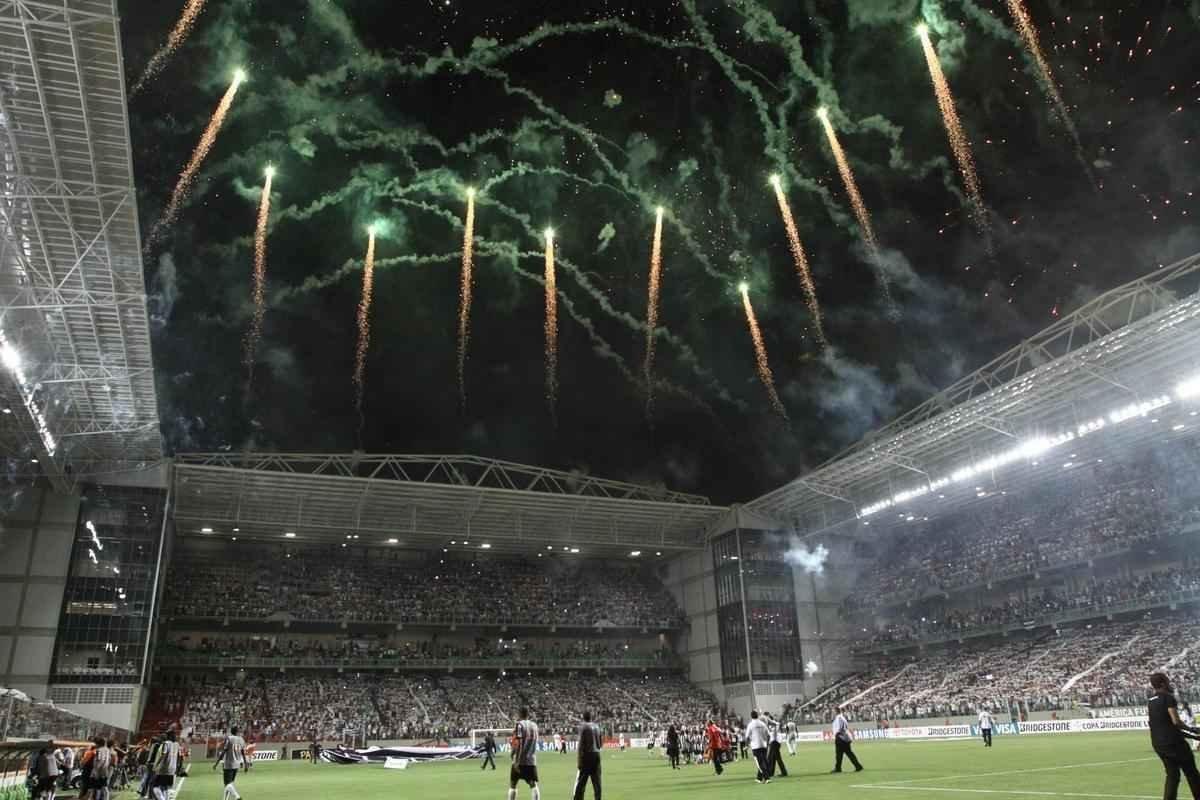 Treze anos depois, Atlético e São Paulo se encararam na Copa Libertadores. E muitas histórias seriam contadas. Logo na estreia das equipes no torneio de 2013, Ronaldinho Gaúcho, Rogério Ceni e um gole de água mudariam o rumo da partida. 'Malandro', o astro atleticano pediu água ao goleiro são-paulino aos 10 minutos do primeiro tempo, quando Júnior César recebia atendimento no gramado. Não havia marcação de falta, era apenas lateral para o Galo. Apenas? Assim que foi autorizado, Marcos Rocha cobrou rapidamente e achou Ronaldinho livre na área. O meia cruzou para Jô fazer 1 a 0. O Atlético venceu por 2 a 1.