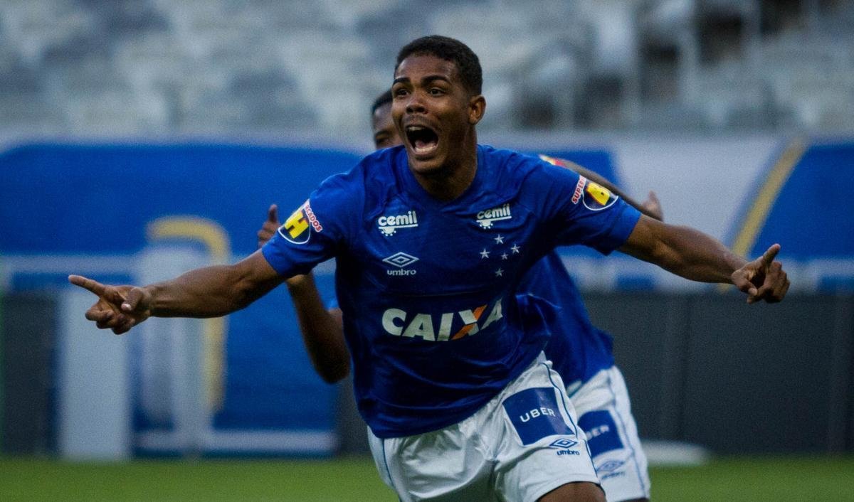 Pelo Brasileiro Sub-20, Cruzeiro derrotou Vitria por 1 a 0, no Mineiro, com gol de Ronaldo