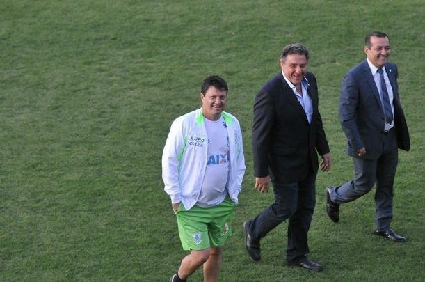 Depois de conversa com diretoria no campo, Adilson Batista foi apresentado como novo treinador do Amrica