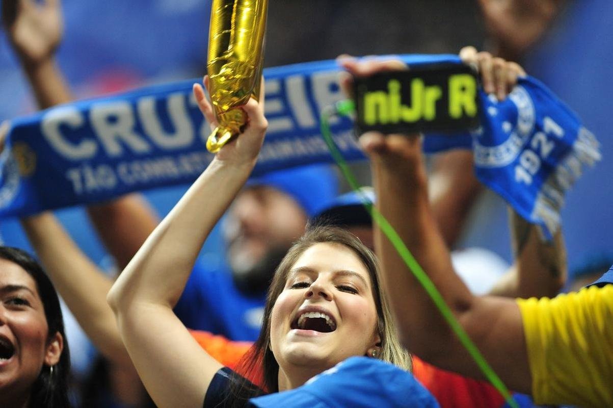 Festa da torcida do Cruzeiro no Mineiro diante do Vasco pela Srie B
