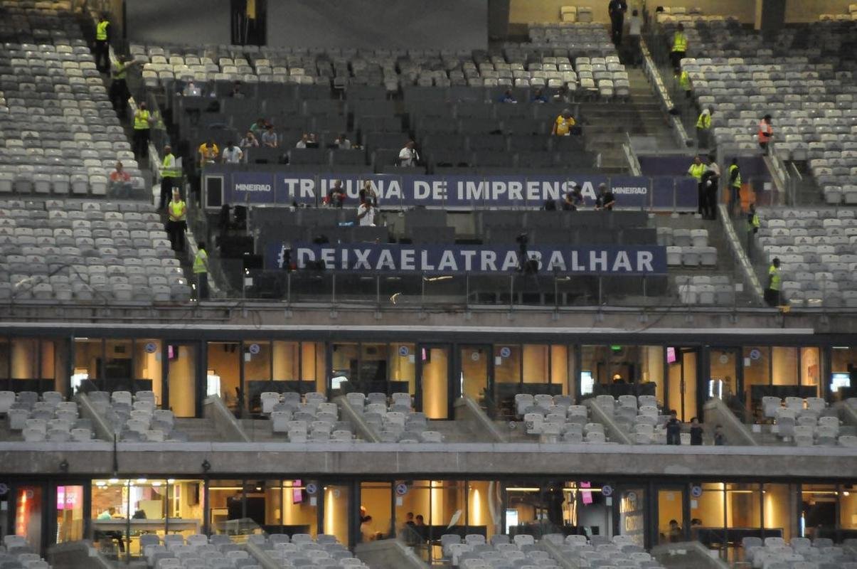Fotos da chegada da torcida do Cruzeiro ao Mineiro na partida contra o CRB pela Srie B do Brasileiro; longas filas de formaram na esplanada antes da partida
