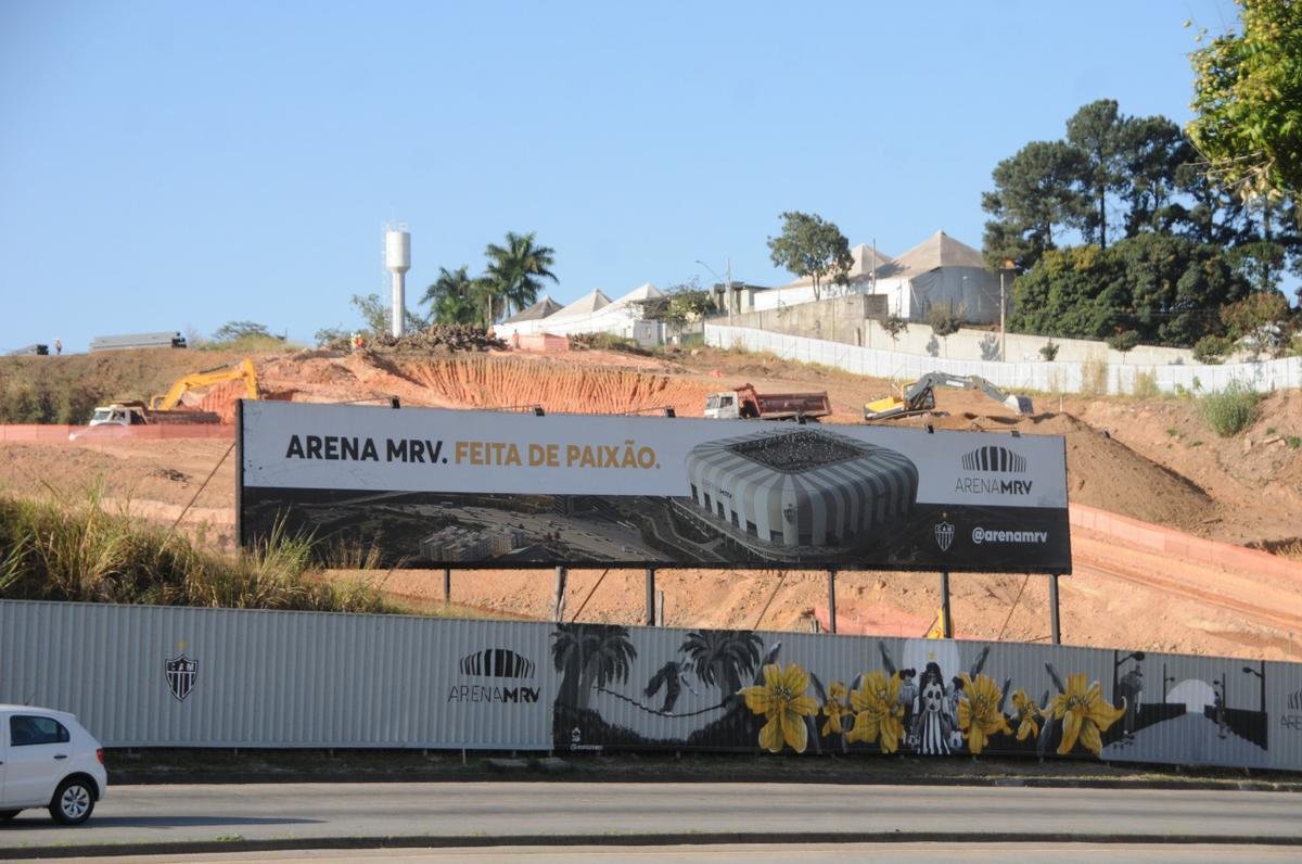 17/07/2020 - Novas fotos da obra de construo da Arena MRV, do Atltico, no bairro Califrnia, em Belo Horizonte. J se passaram 88 dias desde o incio das obras do estdio, ainda em etapa de terraplanagem