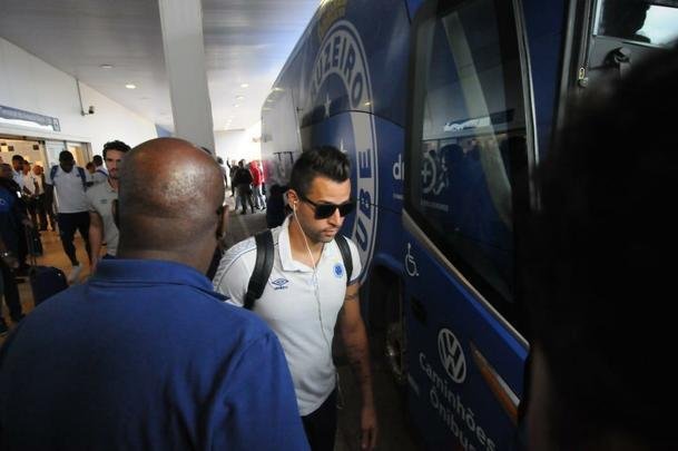 No desembarque do Cruzeiro em Confins, após o jogo contra o Ceará, técnico Rogério Ceni foi ovacionado por torcedores presentes no aeroporto. Já o meia Thiago Neves, apontado como pivô do atrito com o técnico, foi criticado. Assim como treinador, goleiro Fábio foi ovacionado pelos cruzeirenses na chegada.
