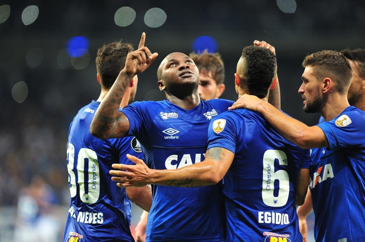 Sass marcou de pnalti e deu a tradicional sarrada no ar: Cruzeiro 3 a 0