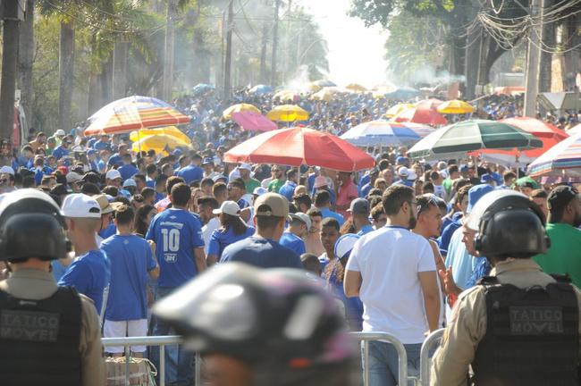 Chegada da torcida do Cruzeiro ao Mineiro para o jogo contra a Ponte Preta pela 13 rodada da Srie B do Campeonato Brasileiro. Estdio voltou a receber grande pblico