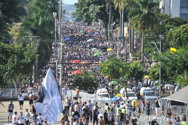 Fotos da chegada da torcida do Atltico ao Mineiro para o clssico contra o Cruzeiro pela nona rodada do Mineiro 