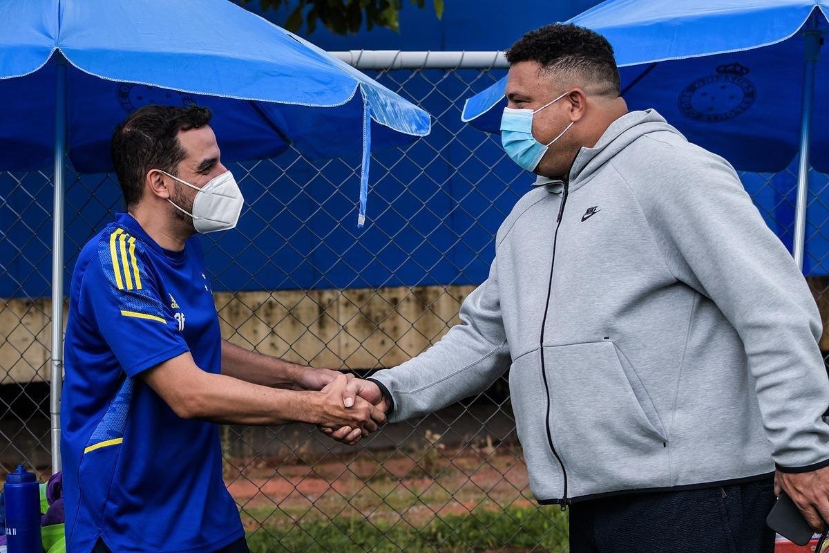 Em sua primeira visita  Toca da Raposa II, Ronaldo concedeu entrevista coletiva e teve contato com jogadores e comisso tcnica do Cruzeiro. Ele tambm se encontrou com scios da categoria Diamante.