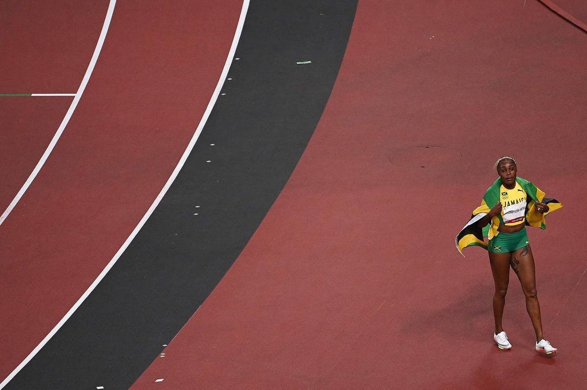 Fotos espetaculares da vitria da jamaicana Elaine Thompson-Herah nos 100m rasos dos Jogos Olmpicos de Tquio com o tempo de 10s61. A velocista quebrou o recorde olmpico e comandou o pdio jamaicano ao lado de Ann Fraser-Pryce, prata, e Shericka Jackson, bronze.