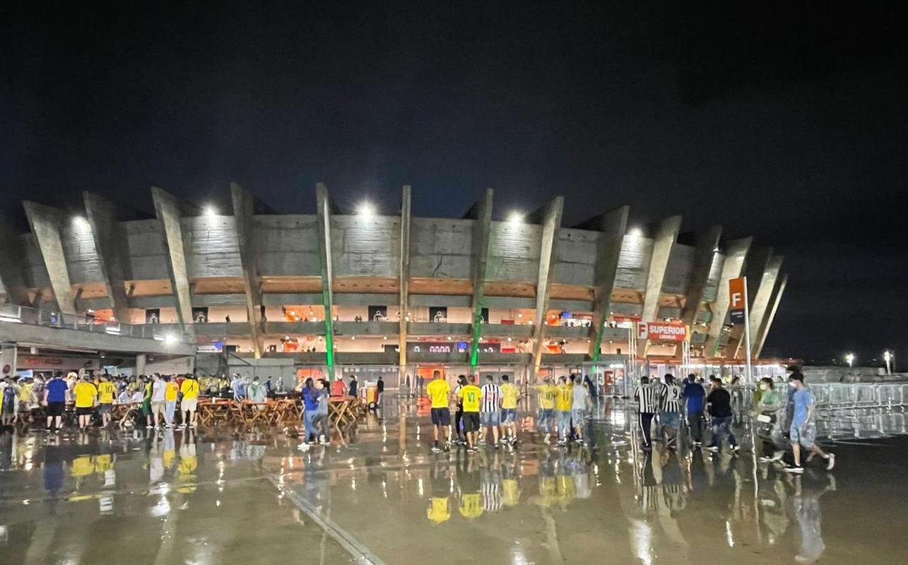 Torcedores no entorno do Mineiro, em BH, antes do jogo entre Brasil e Paraguai pelas Eliminatrias da Copa do Mundo do Catar