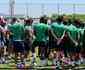 Um dia aps greve, jogadores do Fluminense conversam com presidente e voltam a treinar