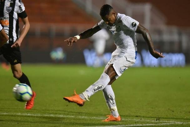 Atlético derrotou Santos por 2 a 1, de virada, com gols de Chará, e avançou às quartas de final da Copa do Brasil
