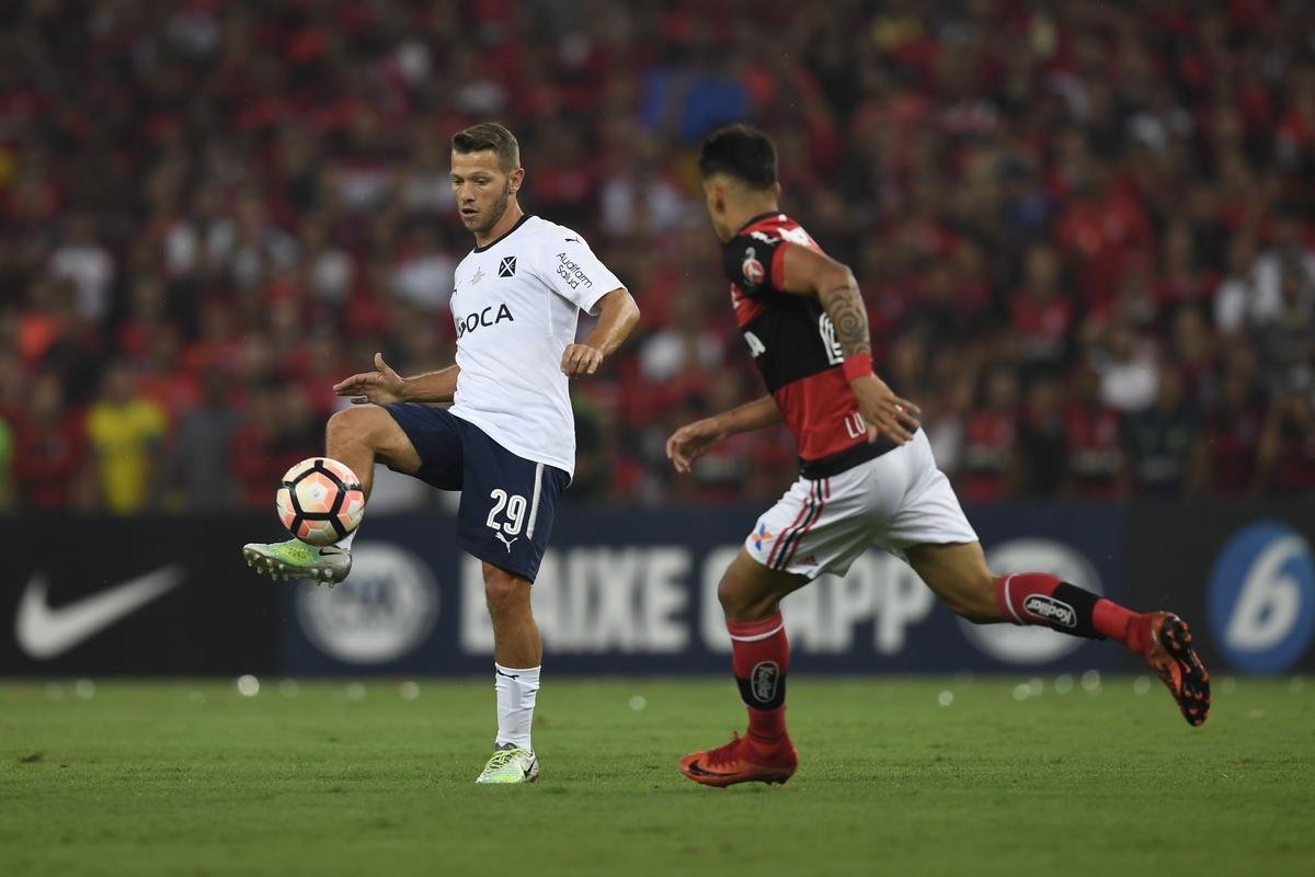 No primeiro tempo, Paquet abriu o placar para o Flamengo; Barco empatou para o Independiente, de pnalti
