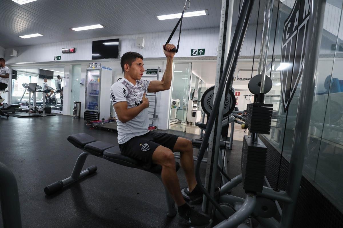 Savarino - Titular absoluto do Atlético, o venezuelano ocupa a direita do ataque, mas já atuou na esquerda com Sampaoli. Pode, portanto, ser o substituto de Keno no lado mais forte do sistema ofensivo alvinegro e formar dupla com o lateral Guilherme Arana. Nesse cenário, uma das outras opções listadas anteriormente atuaria na ponta oposta. Nesse cenário, até mesmo o meio-campista Alan Franco surgiria como outra possibilidade na direita.