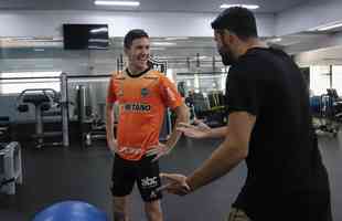 Diego Costa posa com as camisas 1 e 2 do Atltico, faz exames e atividades na academia da Cidade do Galo