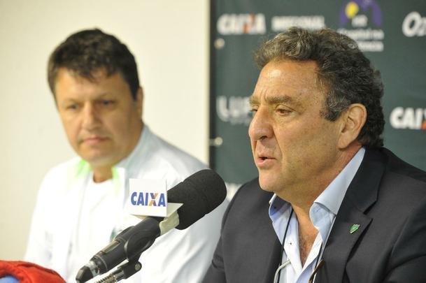 Depois de conversa com diretoria no campo, Adilson Batista foi apresentado como novo treinador do Amrica