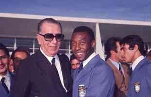 1970 - Pel com o ex-presidente da Repblica Emlio Garrastazu Mdici, em Braslia
