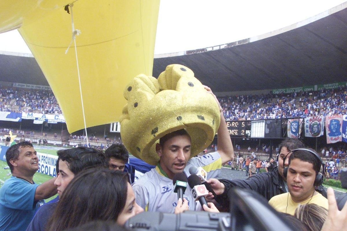 Com o ttulo brasileiro confirmado, o Cruzeiro fez no dia 7 de dezembro de 2003 o jogo da taa e das faixas contra o Fluminense, no Mineiro. Com show de Alex, autor de dois gols, o time celeste goleou os cariocas por 5 a 2 e promoveu nova festa da torcida azul em Belo Horizonte. Jogadores finalmente ergueram a taa oficial do Campeonato Brasileiro, cedida pela CBF, e deram a volta olmpica. Os campees brasileiros de 1966 tambm participaram das comemoraes no Gigante da Pampulha.