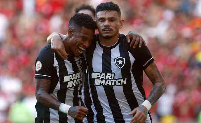 Ex-Atltico, Tch Tch ( esquerda) foi decisivo em vitria do Botafogo sobre o Flamengo