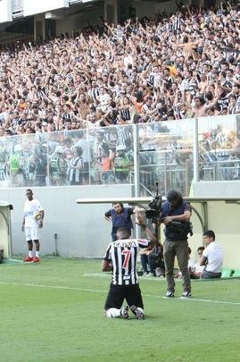 Robinho abriu o placar no clssico e colocou o Atltico em vantagem 