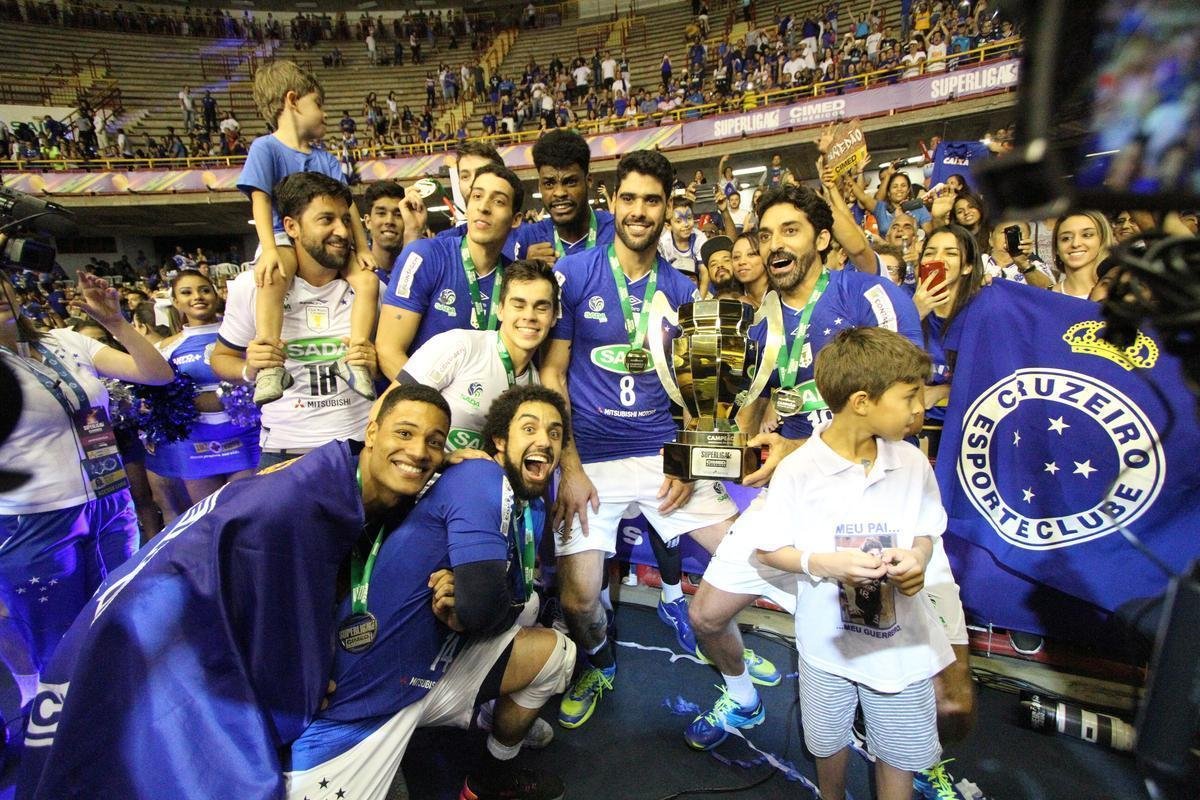 Depois da vitria sobre o Sesi, jogadores do Cruzeiro fizeram grande festa no Mineirinho, em BH