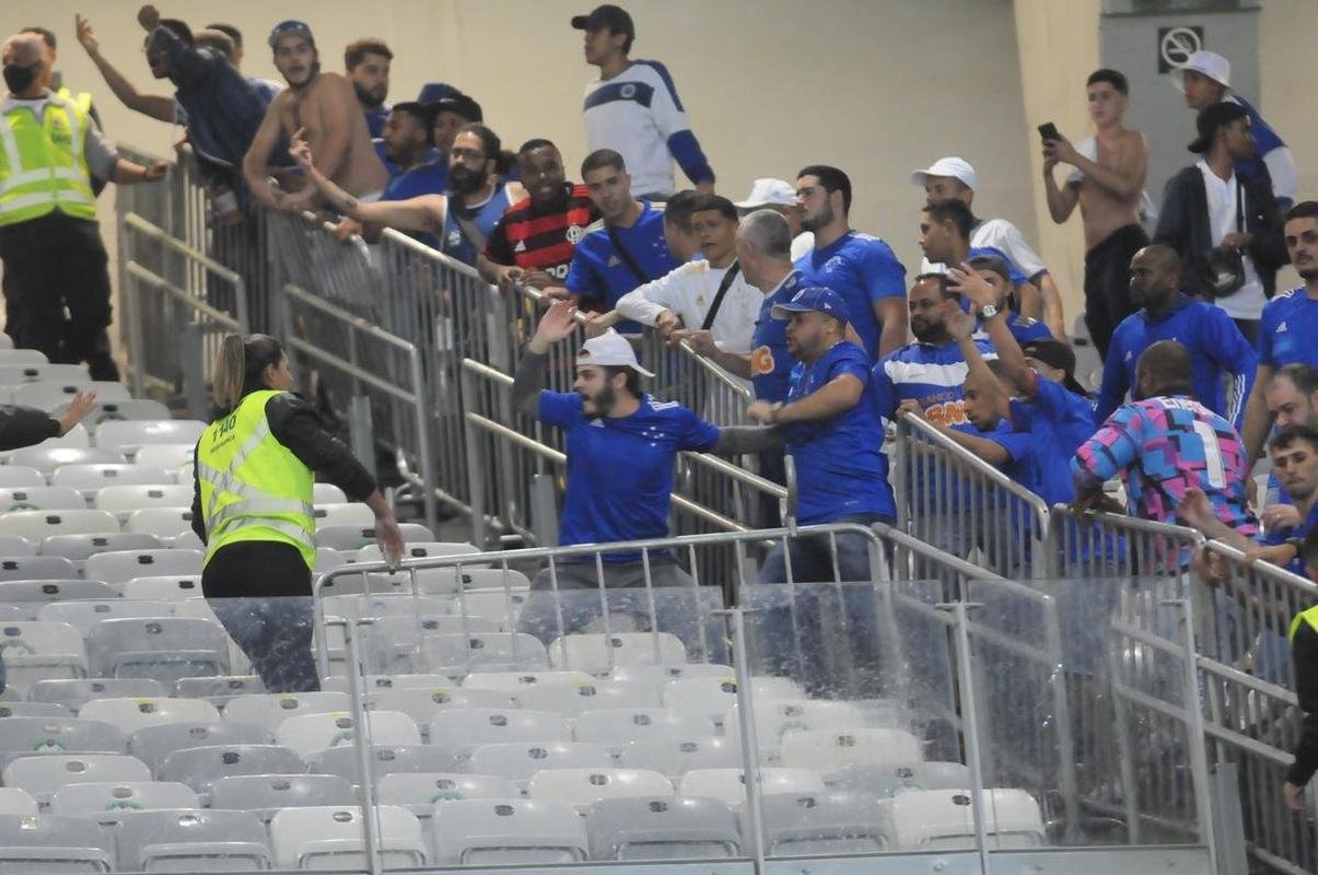Briga entre torcedores do Cruzeiro e do Fluminense, no Mineiro, antes de jogo pelas oitavas de final da Copa do Brasil. Atrito foi na divisria, no anel superior do estdio