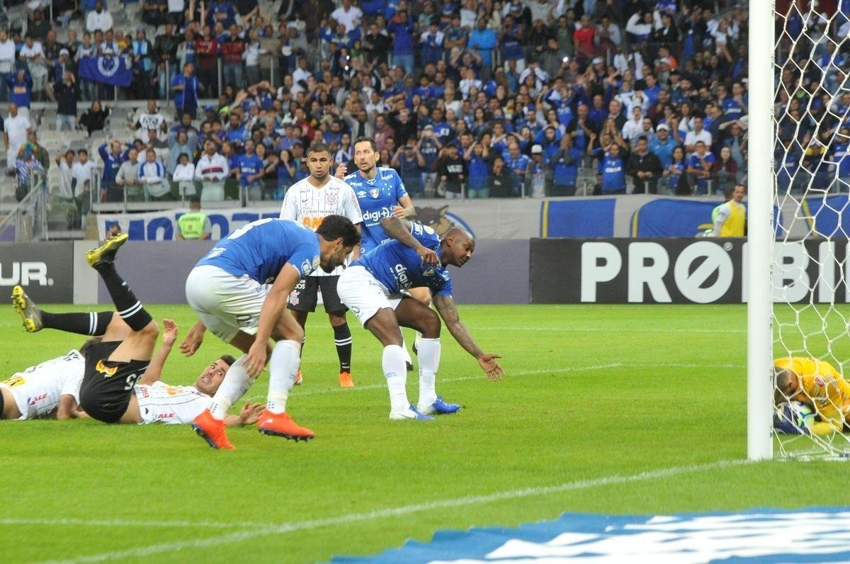 Fotos de Cruzeiro x Corinthians, no Mineiro, pela oitava rodada do Campeonato Brasileiro