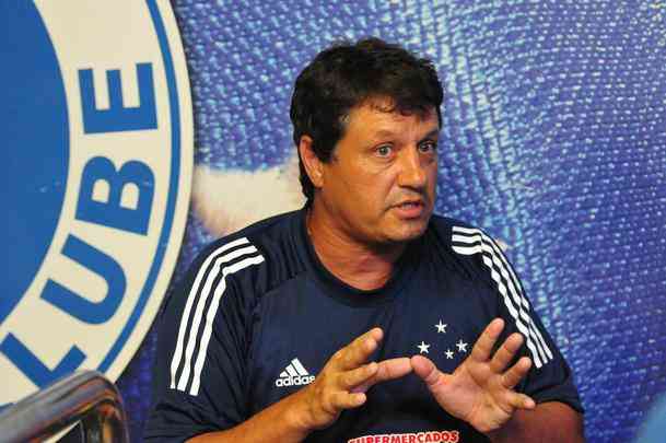 Tcnico Adilson Batista, do Cruzeiro, durante entrevista ao Superesportes / Estado de Minas