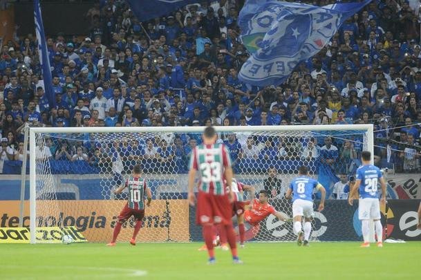 Aos 9 minutos de jogo, Ded fez pnalti em Brenner; Paulo Henrique cobrou, Fbio defendeu, mas Luciano marcou na sobra. Alertado pelo VAR, o rbitro mandou voltar a cobrana por invaso na rea de jogadores dos dois times. Na segunda batida, aos 14 minutos, Ganso bateu no mesmo canto e abriu o placar para o Flu: 1 a 0