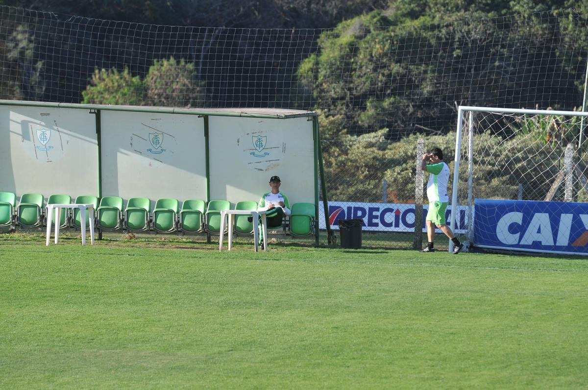 Depois de reunio com elenco e diretoria, Adilson Batista observou treino comandado por Drubscky no Amrica