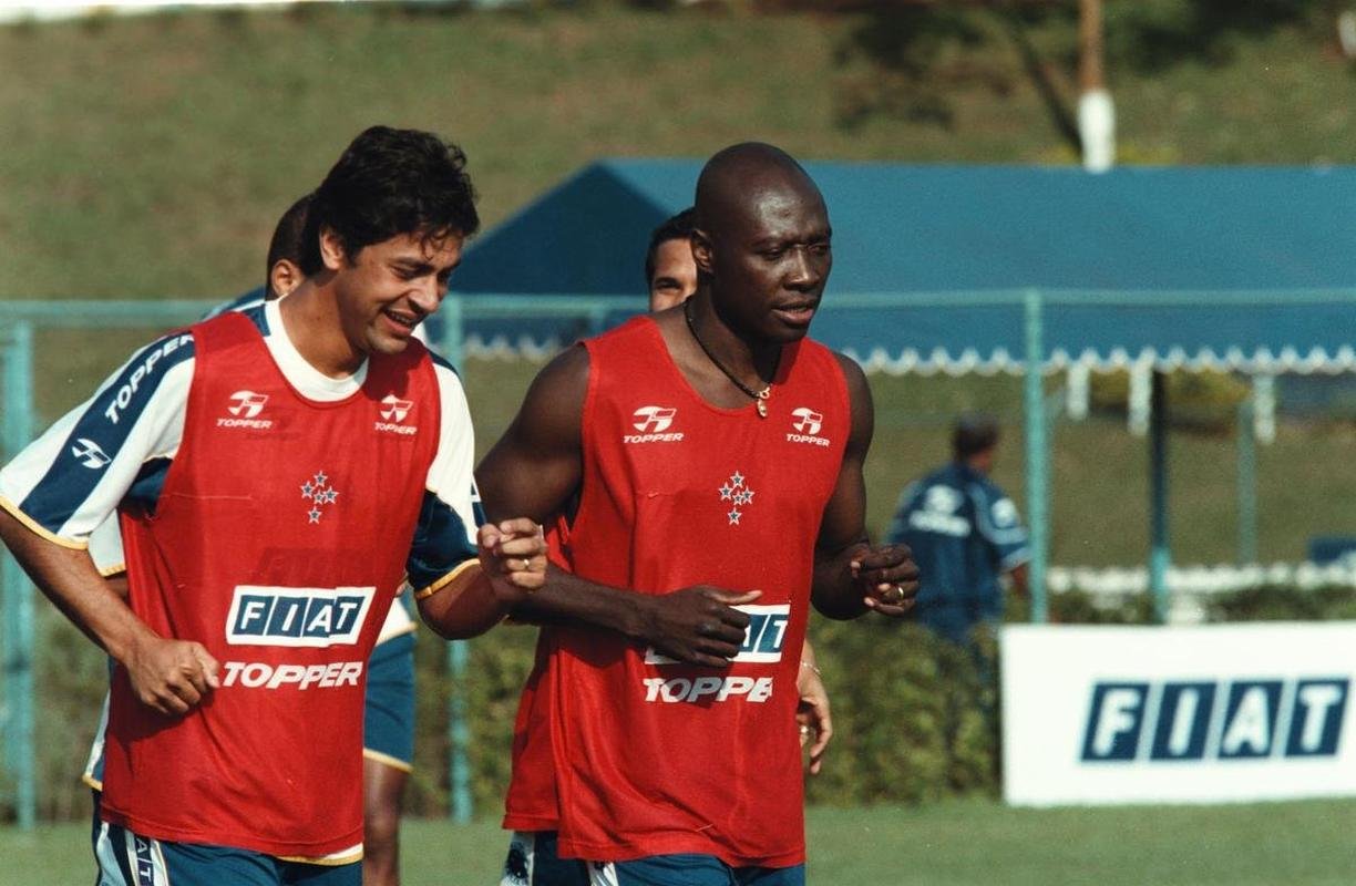 Fotos da passagem do jogador Rincn pelo Cruzeiro, em 2001.  Ele faleceu aos 55 anos nesta quarta-feira (13/4/2022), aps sofrer acidente automobilstico em Cali, na Colmbia, no dia 11.