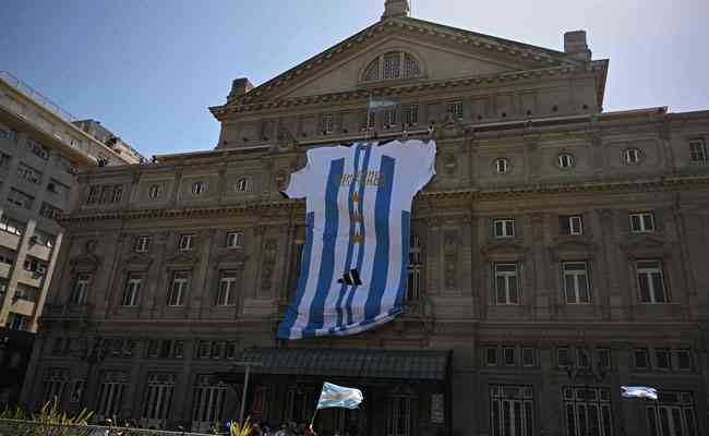 Camisa argentina enfeitou a fachada do famoso Teatro Coln