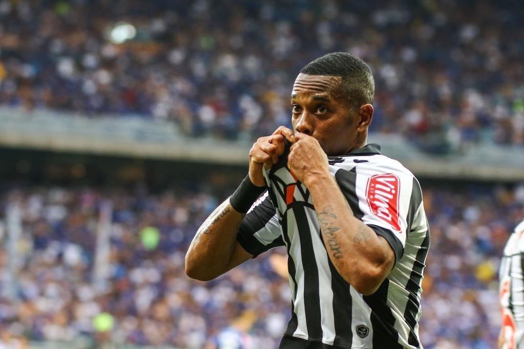 E, por fim, beijou o escudo do Atltico