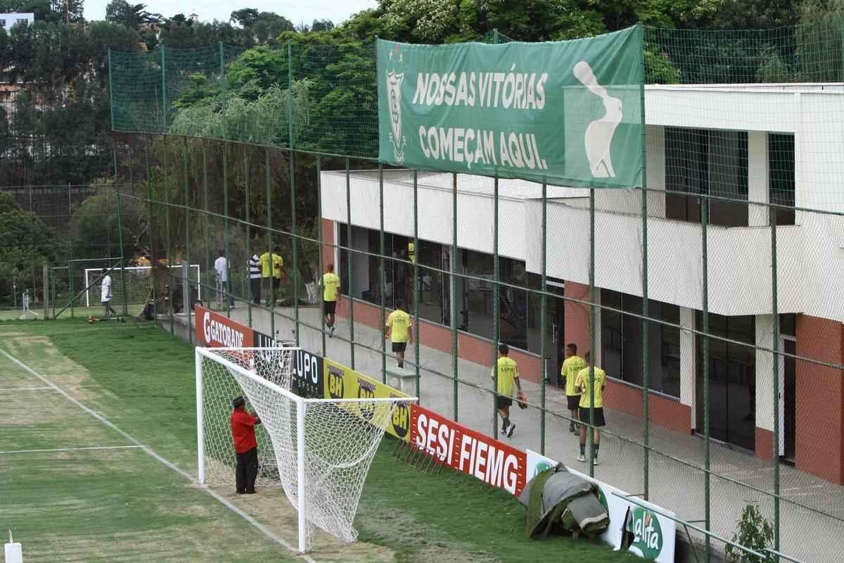 O elenco do Amrica se reapresentou para a temporada 2015 na tarde desta segunda-feira, no CT Lanna Drumond. Depois de reunio com integrantes do conselho de administrao, os jogadores foram para um campo secundrio, onde realizaram o primeiro trabalho com bola. O gramado principal passa por reformas.