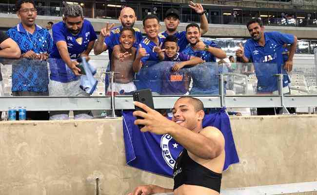 Vitor Roque tirou fotos e deu autogrfos aps a vitria do Cruzeiro