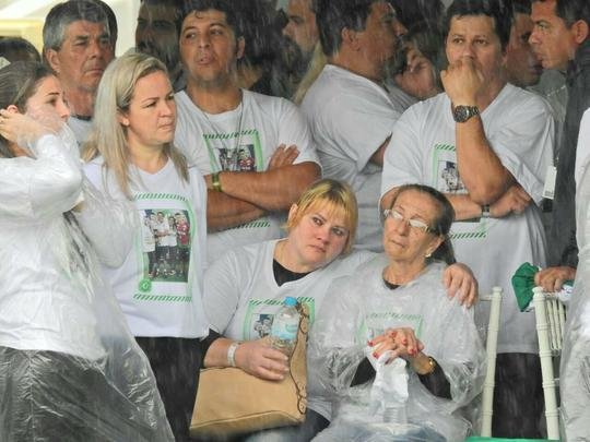 Emoção das famílias no velório dos heróis da Chapecoense