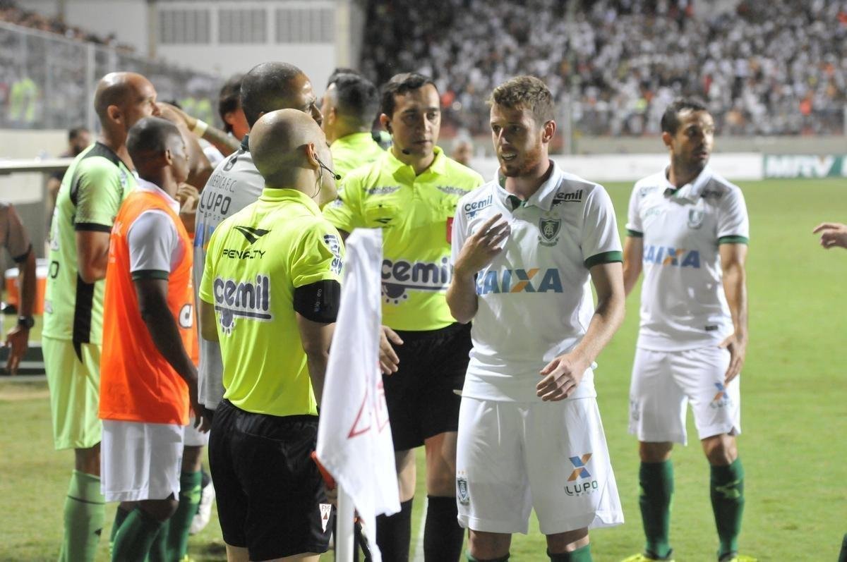 No segundo tempo, Amrica marcou gol em impedimento e lance gerou muitas reclamaes