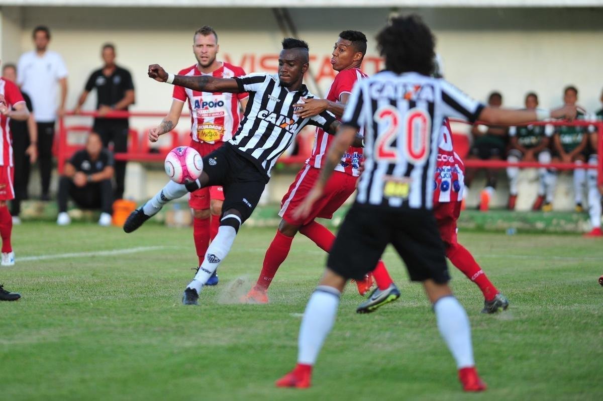 Villa Nova e Atltico se enfrentaram nesta quinta-feira