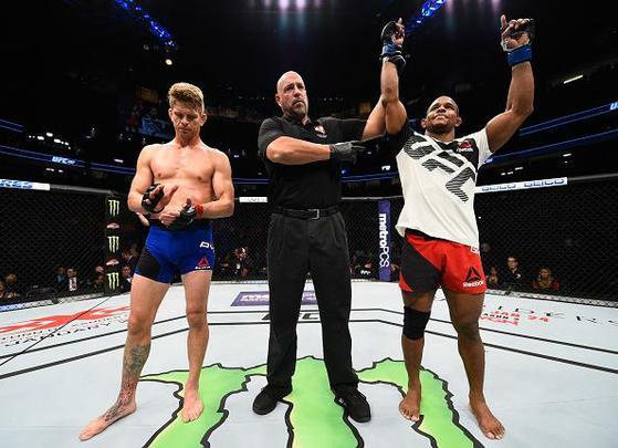 Alex Garcia (luvas azuis) venceu Mike Pyle por nocaute aos 3m34s do primeiro round