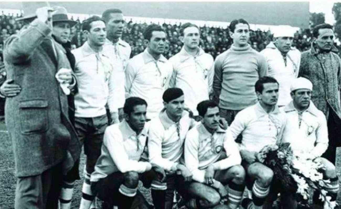 Pindaro de Carvalho (o segundo da esquerda para a direita), tcnico da Seleo Brasileira na Copa do mundo de 1930
