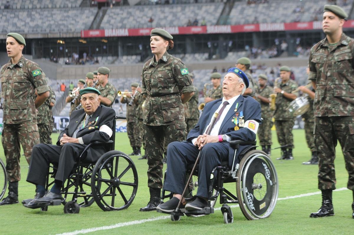 Ex-combatentes do Exrcito foram homenageados antes da partida no Mineiro