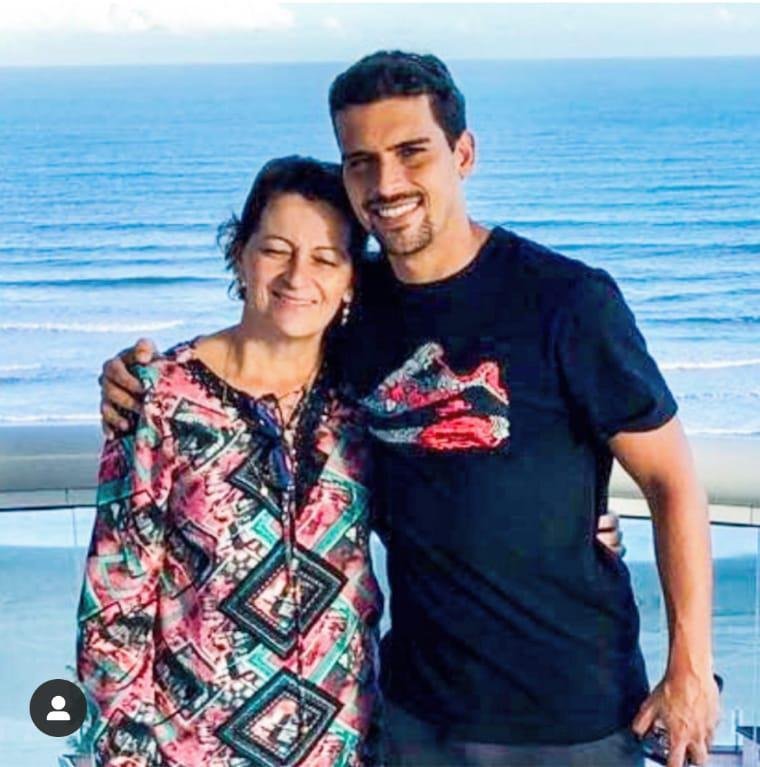 Volante Jean, do Cruzeiro, homenageou a me e a esposa