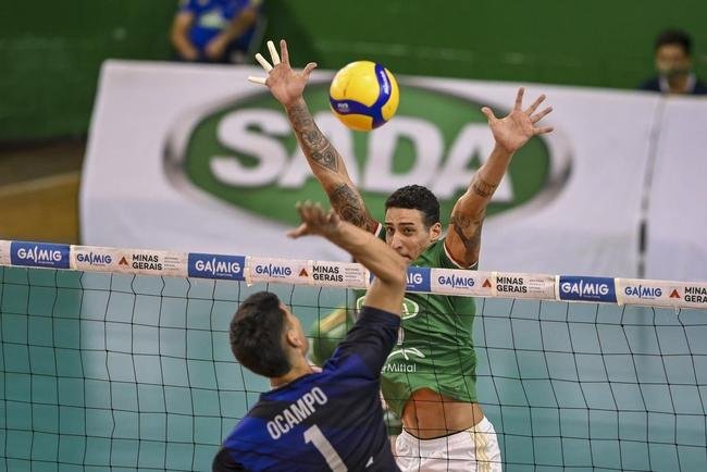 Cruzeiro se garantiu na decis�o do Sul-Americano de V�lei ao bater os argentinos do Policial Voley por 3 sets a 0, neste s�bado (5), no Gin�sio do Riacho, em Contagem. As parciais foram de 25/20, 29/27 e 25/16