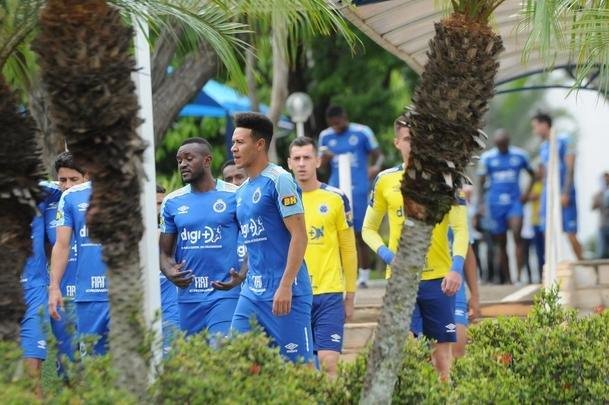 Fotos da apresentao de Adilson Batista como novo tcnico do Cruzeiro. Tcnico teve reunio com jogadores na Toca da Raposa II, falou com a imprensa e depois comandou seu primeiro treino
