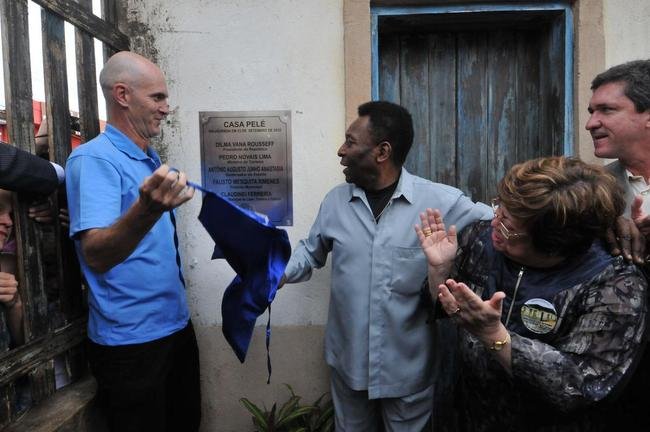 23/09/2012 - Pel visitou a casa onde viveu em Trs Coraes, chamada de Casa Pel. Na ida  cidade natal, o Rei do futebol e seu pai, Dondinho, foram homenageados tambm no Parque Joo Ramos do Nascimento (Parque Dondinho). Evento marcou as comemoraes dos 128 anos da cidade