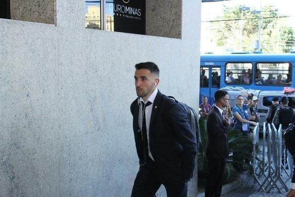 Repleta de estrelas, Seleo Uruguaia chegou a Belo Horizonte no comeo da tarde para a disputa da Copa Amrica. Cavani e Surez, as principais estrelas, mostraram muita simpatia. O meia De Arrascaeta, ex-Cruzeiro, atendeu a um f, mas passou pela imprensa sem dar entrevistas