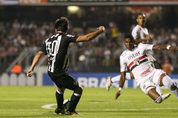 Atlético saiu atrás, conseguiu virada com Róger Guedes e Ricardo Oliveira, mas cedeu empate no Morumbi