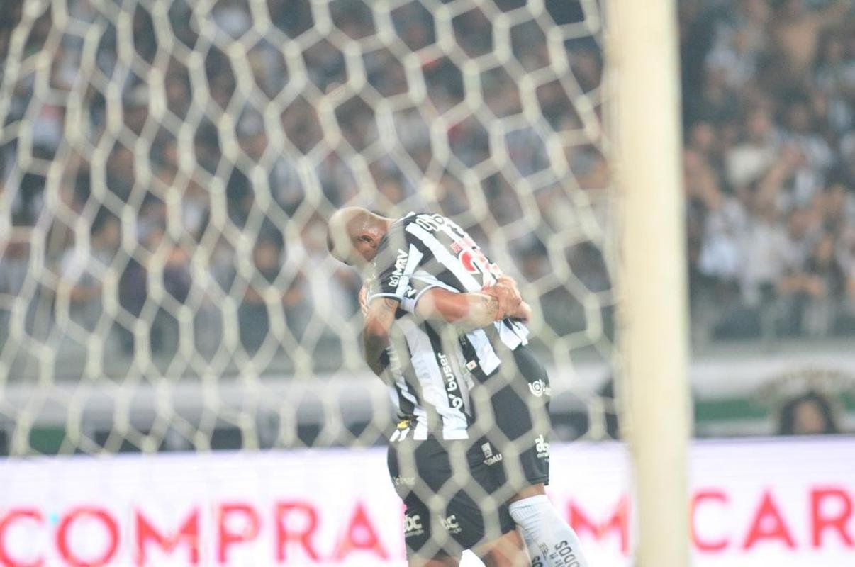 Hulk abriu o placar para o Galo com um golao: 1 a 0 Atltico