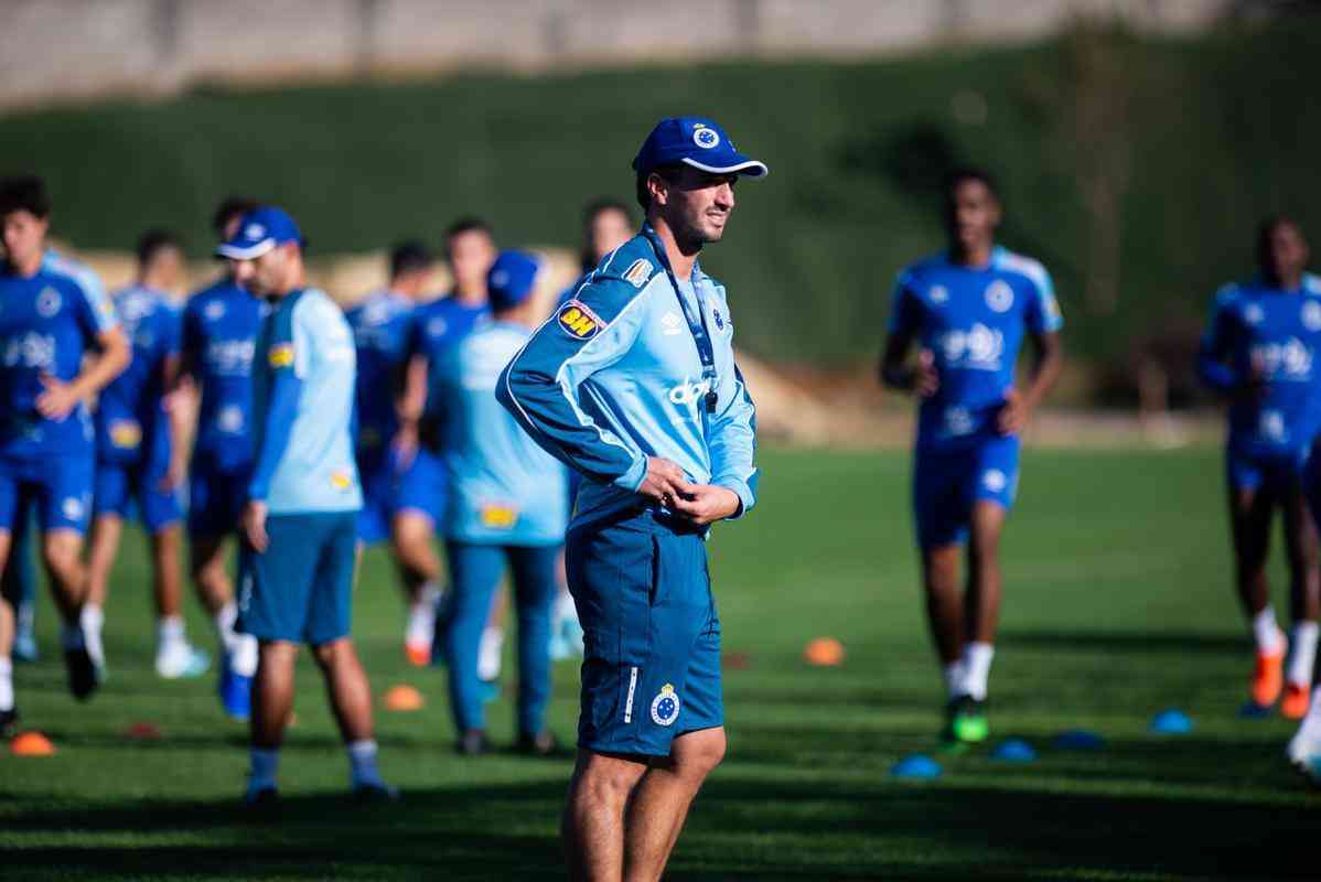 Sob o comando de Rogrio Ceni, Cruzeiro treinou nesta sexta-feira na Toca da Raposa para o duelo contra o Santos, pela 15 rodada do Campeonato Brasileiro